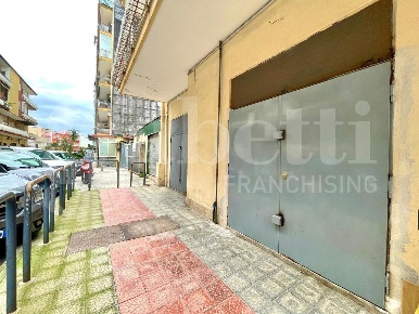 Foto Negozio in Via Aida 51, Napoli Pianura di 60 m² con 2 locali