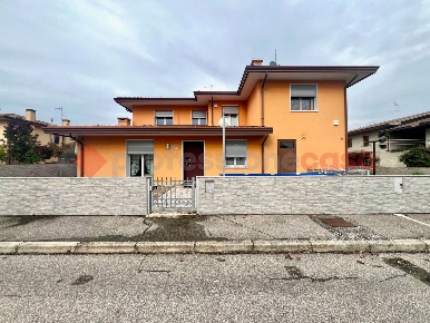 Foto Casa indipendente a Vescovana di 265 m² con 4 locali in vendita
