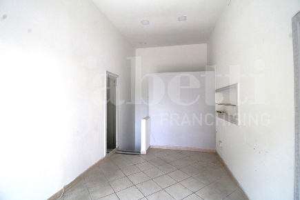 Foto Negozio in Via Pecchia 130, Arzano di 20 m² con 1 locali in vendita