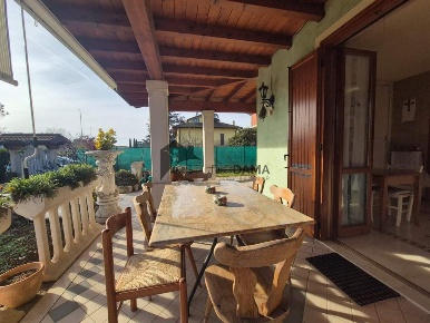 Foto Villa bifamiliare a Mazzano Molinetto di 250 m² con 5 locali