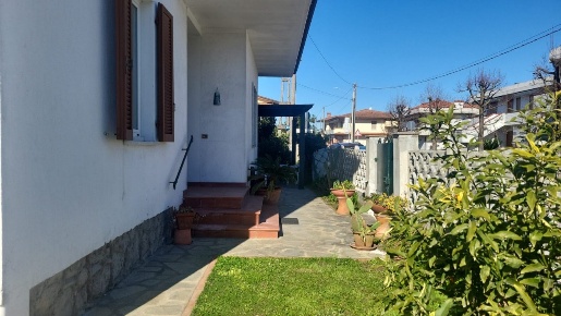 Foto Appartamento a Massa Marina di Massa Centro di 100 m² con 4 locali