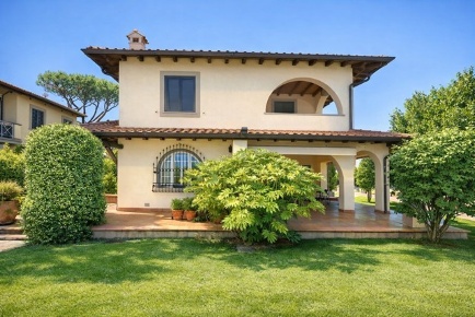 Foto Villa unifamiliare a Forte dei Marmi di 250 m² con 14 locali