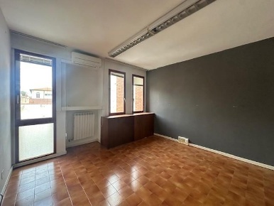 Foto Ufficio a Cascina Semicentro di 75 m² con 3 locali in vendita