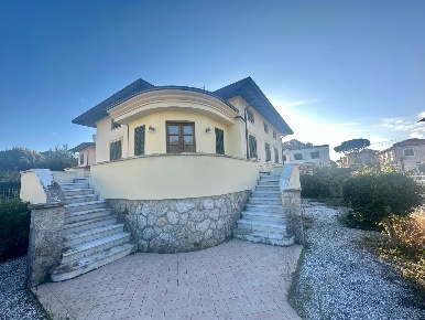 Foto Villa unifamiliare a Pietrasanta di 330 m² con 12 locali in vendita