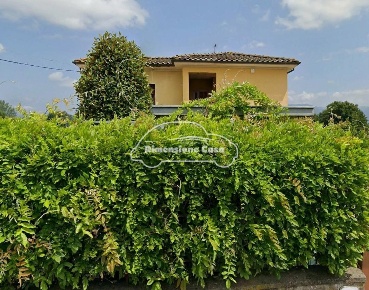 Foto Villa bifamiliare a Lucca Santissima Annunziata di 130 m² con 6 locali
