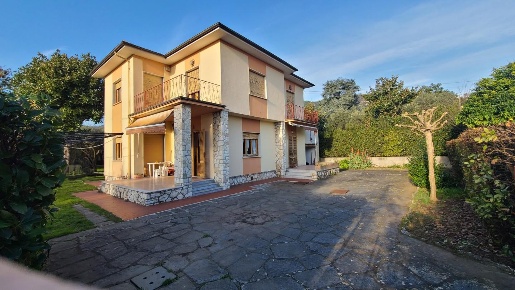 Foto Casa indipendente a Seravezza Ripa Pozzi Querceta Ponterosso di 180 m²