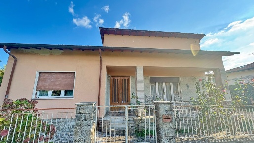 Foto Casa indipendente a Pietrasanta di 100 m² con 6 locali in vendita