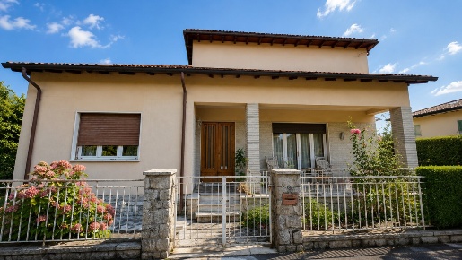 Foto Casa indipendente a Pietrasanta di 100 m² con 6 locali in vendita