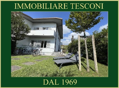 Foto Villa bifamiliare in via cortona 100, Pietrasanta di 177 m² in vendita