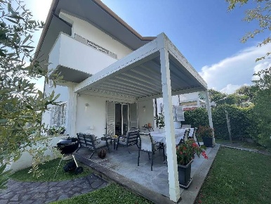 Foto Villa bifamiliare in via cortona 100, Pietrasanta di 177 m² in vendita