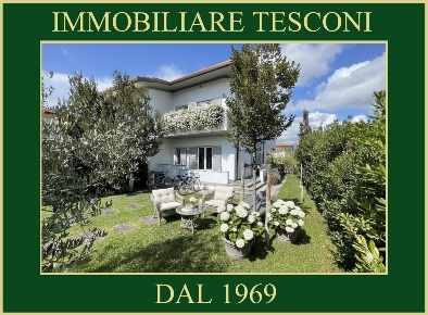 Foto Villa bifamiliare in via cortona 100, Pietrasanta di 177 m² in vendita