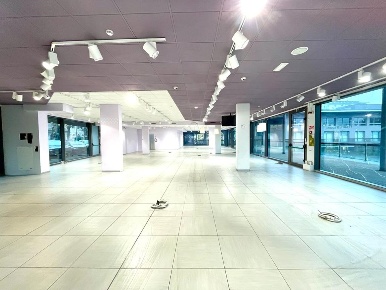 Foto Negozio in Via Roma, Olgiate Comasco Centro di 450 m² con 1 locali