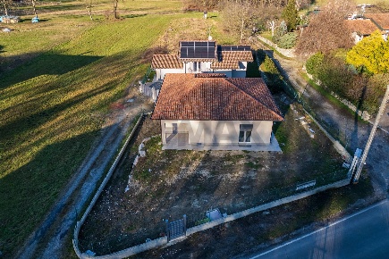 Foto Villa unifamiliare a Leggiuno Centro di 150 m² con 4 locali in vendita