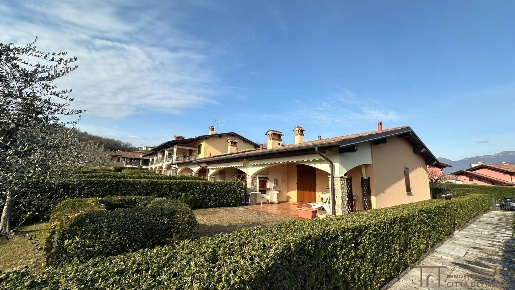 Foto Case semi ndipendenti in Via Della Valle, Manerba del Garda di 63 m²