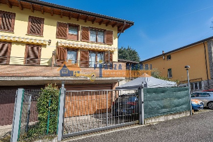Foto Villa a schiera in via Grandi 18, Solbiate Arno di 133 m² con 3 locali