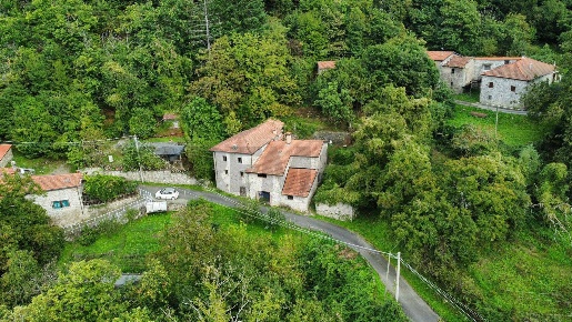 Foto Rustico in Via Scanderaruola snc, Comano di 229 m² con 10 locali