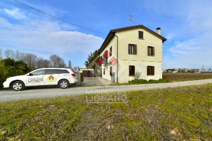 Foto Casa indipendente a Portogruaro di 180 m² con 8 locali in vendita