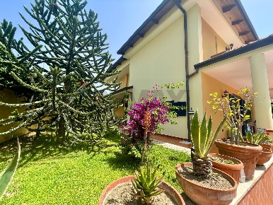 Foto Villa unifamiliare a Marano di Napoli Centro di 240 m² con 5 locali