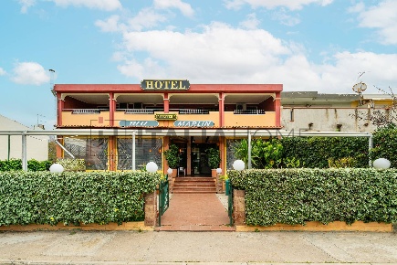 Foto Hotel a Villasimius Centro di 527 m² con 15 locali in vendita