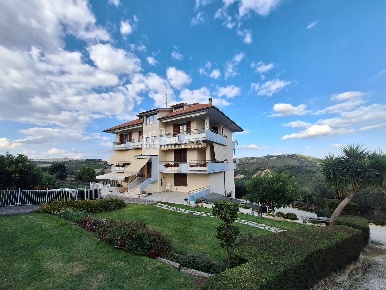 Foto Casa indipendente in contrada san Lazzaro, Offida di 637 m² in vendita