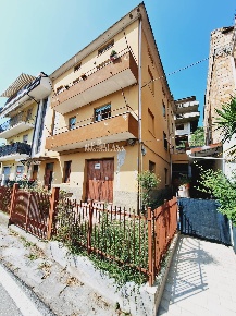 Foto Casa indipendente in via montagna dei fiori 28, Paese Alto, Ponterotto