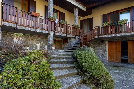 Foto Villa unifamiliare in volta 41, Cassago Brianza Centro di 380 m²