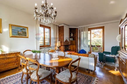 Foto Villa unifamiliare in volta 41, Cassago Brianza Centro di 380 m²