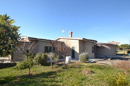 Foto Villa unifamiliare in Via Colleappeso, Monteprandone di 725 m²
