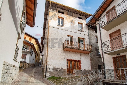 Foto Appartamento in Via Bertoletti 8, Vezza d'Oglio di 245 m² con 7 locali