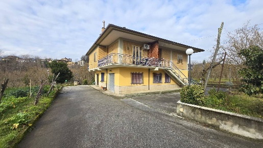 Foto Appartamento in Via Federici, Manocalzati di 145 m² con 3 locali