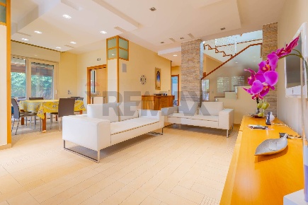 Foto Villa unifamiliare in Via Gentile 94, Bari Japigia di 360 m²