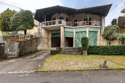 Foto Villa unifamiliare in bixio 1, Casatenovo Centro di 380 m² in vendita
