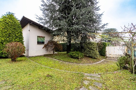 Foto Villa unifamiliare in bixio 1, Casatenovo Centro di 380 m² in vendita