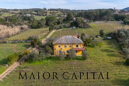 Foto Villa unifamiliare in Via Belluno, Monti di 340 m² con 9 locali