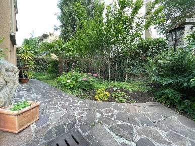 Foto Villa unifamiliare in Via Milano, Bergamo Centro di 357 m² in vendita