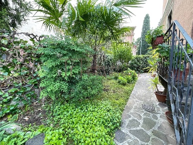 Foto Villa unifamiliare in Via Milano, Bergamo Centro di 357 m² in vendita