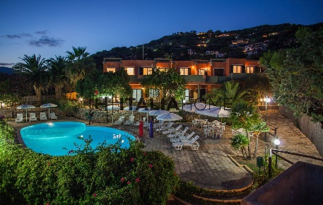 Foto Hotel in via monte sonus, Villasimius Campulongu di 2000 m² in vendita