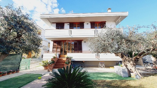 Foto Casa indipendente in via muracche II 26, Tortoreto Centro di 500 m²