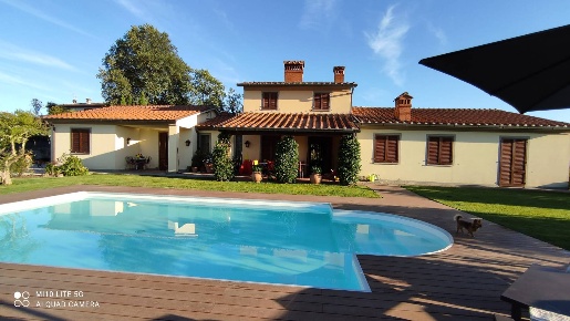 Foto Villa unifamiliare a San Giovanni Valdarno di 330 m² con 9 locali