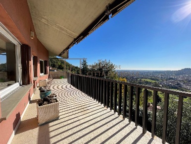 Foto Villa unifamiliare in via Maresana, Ponteranica di 350 m² con 8 locali