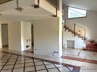Foto Appartamento in Via Torquato Tasso, Bergamo Centro di 311 m²