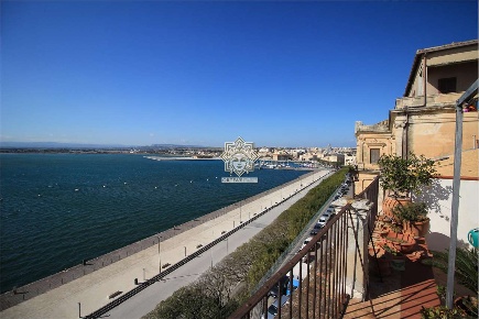 Foto Appartamento in piazza duomo, Siracusa Ortigia di 100 m² con 5 locali