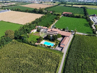 Foto Rustico in Via Santa Giulia 32, Roncadelle di 1200 m² con 5 locali