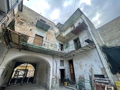 Foto Appartamento a Acerra Centro di 130 m² con 8 locali in vendita