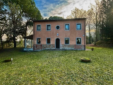 Foto Villa unifamiliare a Palaia Centro di 250 m² con 8 locali in vendita