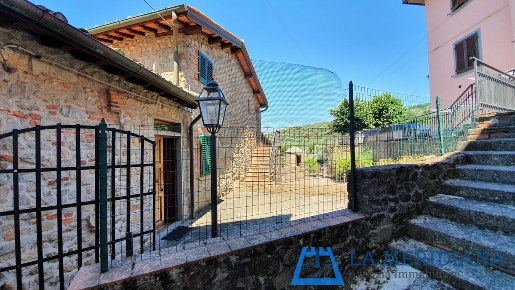 Foto Casale a Lamporecchio Centro di 405 m² con 25 locali in vendita