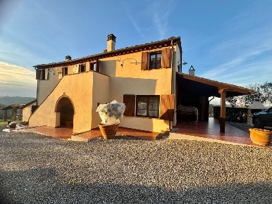 Foto Casale a Palaia Centro di 236 m² con 14 locali in vendita