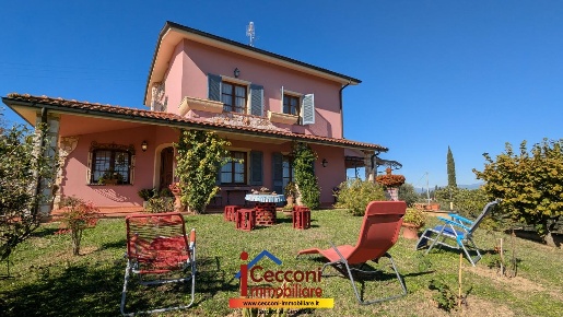 Foto Villa unifamiliare a Cerreto Guidi di 240 m² con 8 locali in vendita