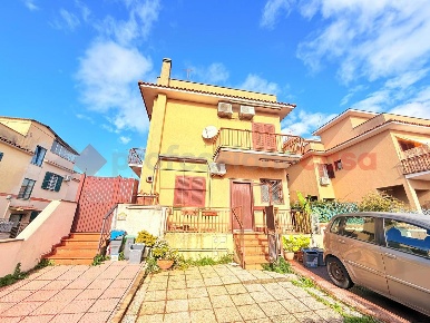 Foto Villa unifamiliare in Via Lorenzo Nerucci 38, Roma Acilia di 80 m²