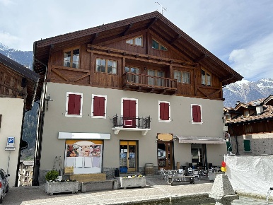 Foto Attività commerciale in Piazza del Moleta 12, Giustino di 300 m²